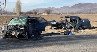 İki otomobilin çarpıştığı kazada baba ve oğlu öldü, 4 kişi yaralandı
