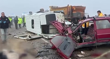 İşçi servisinin karıştığı zincirleme kazada 3 kişi öldü, 21 kişi yaralandı