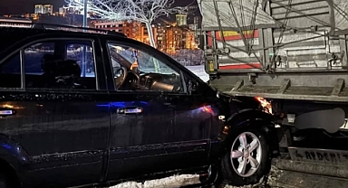 Fatsa’da Trafik Kazası: Otomobil Kamyona Çarptı