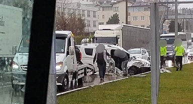 Fatsa Dolunay Mahallesi'nde Hafif Ticari Araç Tıra Çarptı