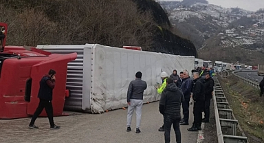 Fatsa-Ordu Karayolu’nda Tır Yan Yattı!