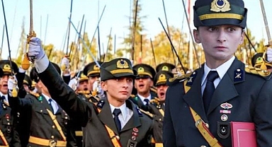 O TÖRENE ORDULU TEĞMEN EBRU EROĞLU ÖNCÜLÜK ETMİŞ!