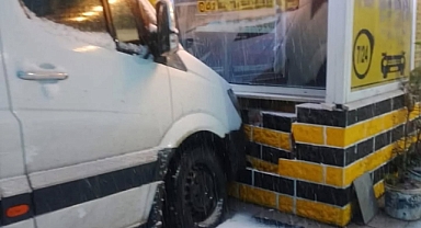 Ordu'da Minibüs Taksi Durağına Çarptı