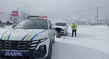 Ordu’da Trafik Denetimlerinde Binlerce Araç Kontrol Edildi, Yüzlerce Sürücüye Ceza Kesildi