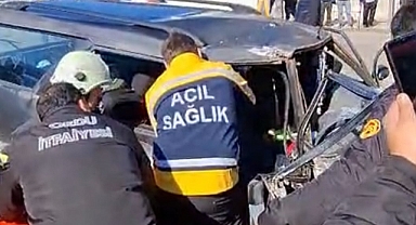 ORDU'DA TRAFİK KAZASI: 1 KİŞİ ARAÇ İÇİNDE SIKIŞTI