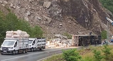 Ordu'da Dereyolu Mevkiinde Saman Yüklü Tır Devrildi: Aynı Noktada İkinci Kaza!
