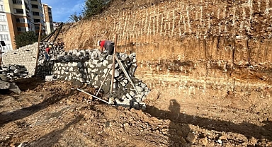Fatsa Evkaf Mahallesi’nde güvenli ulaşım için taş duvar çalışması