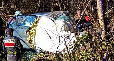 Giresun'un Yağlıdere ilçesinde otomobilin dere yatağına devrilmesi sonucu bir bekçi hayatını kaybetti.