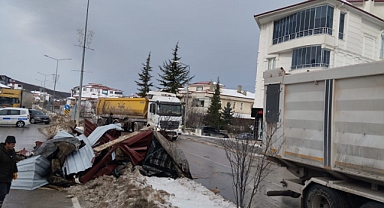 Samsun’da Kuvvetli Rüzgar Okul Çatısını Uçurdu