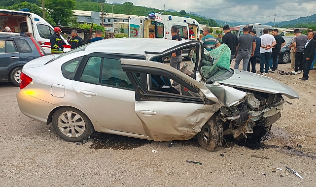 Fatsa'da İki Otomobil Çarpıştı: 5 Yaralı